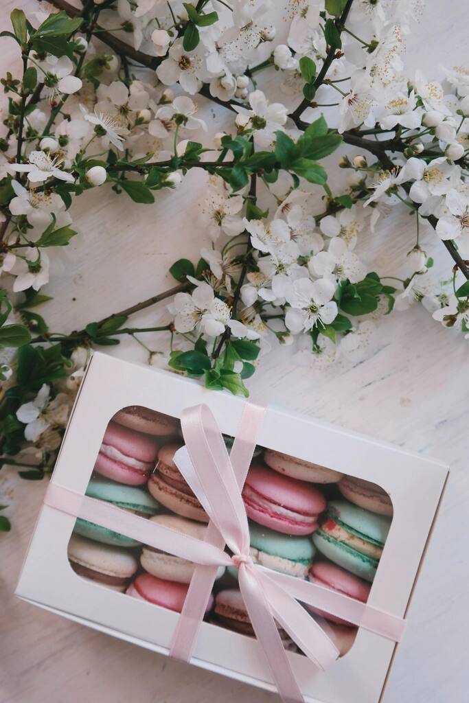 Kézműves macaron díszdobozban, illusztráció